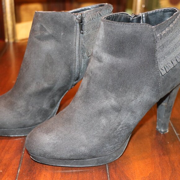 SUMMER SALE - Fergie Black Ruffled Heeled Boots - Woman's Size 10 - Picture 3 of 10